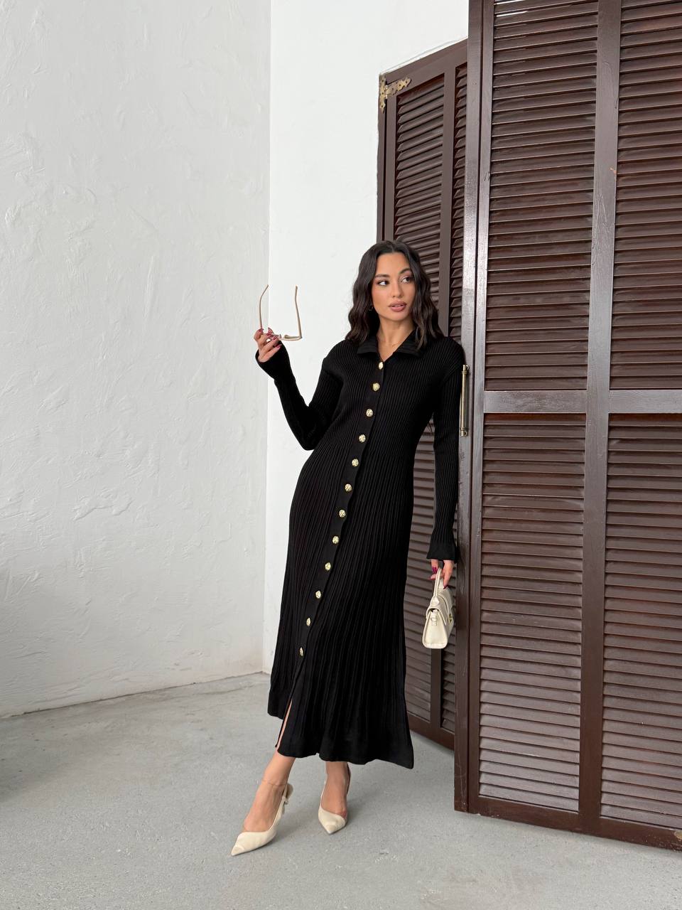 Siyah Fitilli Uzun Triko Kadın Elbise – Gold Düğmeli, Zarif ve Modern