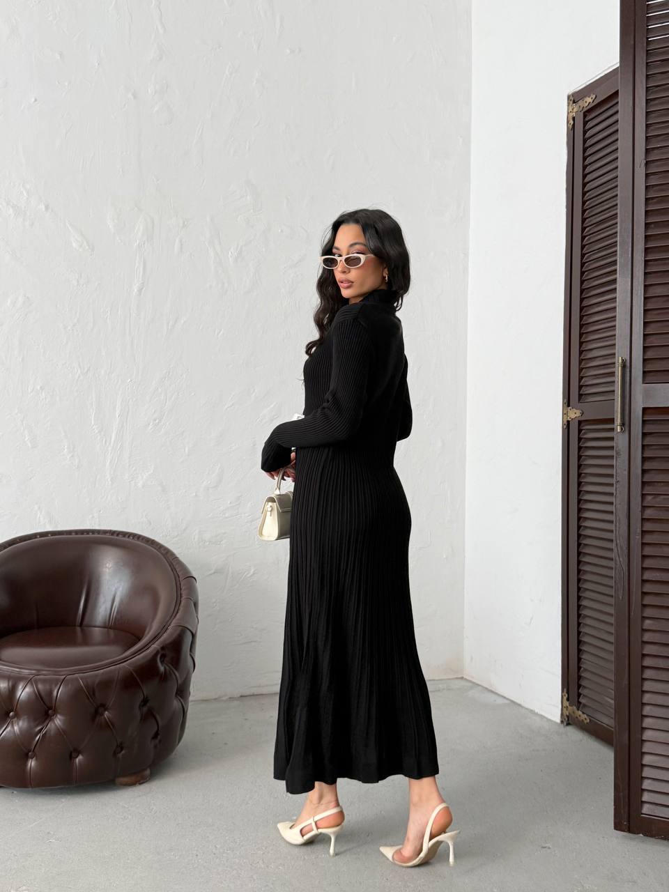 Siyah Fitilli Uzun Triko Kadın Elbise – Gold Düğmeli, Zarif ve Modern