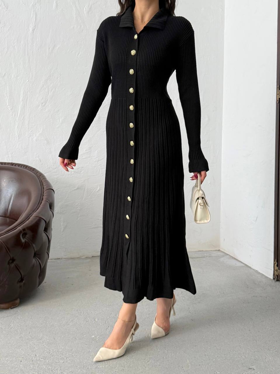 Siyah Fitilli Uzun Triko Kadın Elbise – Gold Düğmeli, Zarif ve Modern