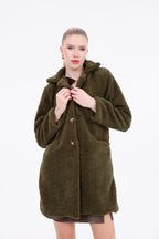 Düğmeli Cepli Kadın Peluş Kaban