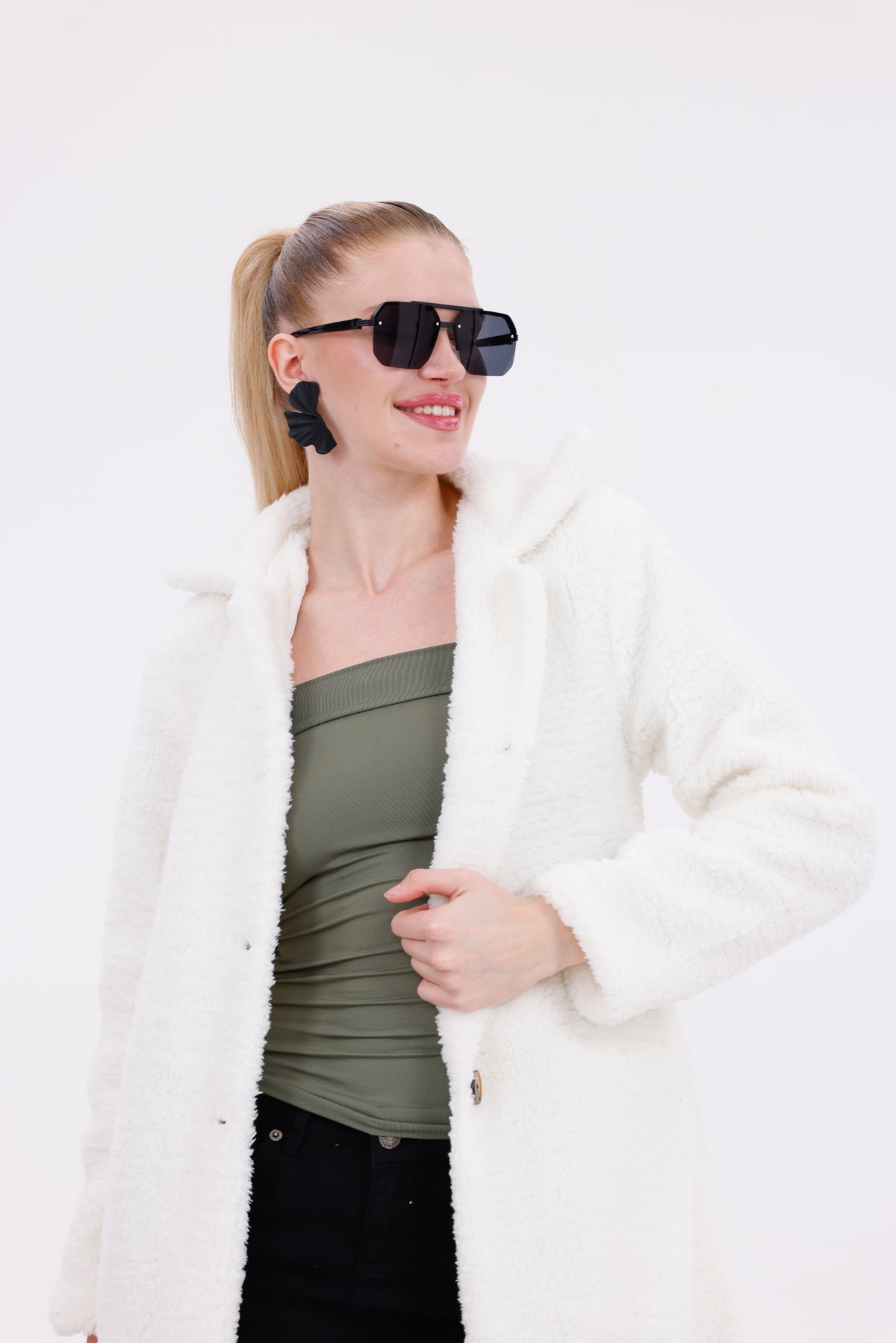 Düğmeli Cepli Kadın Peluş Kaban