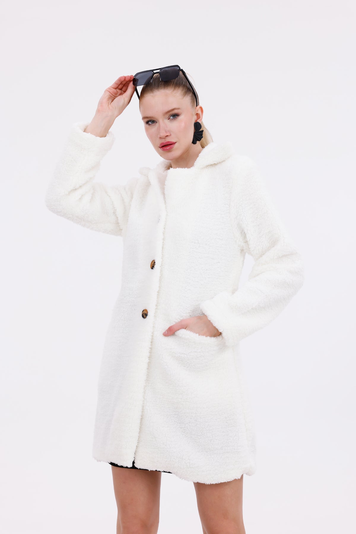 Düğmeli Cepli Kadın Peluş Kaban