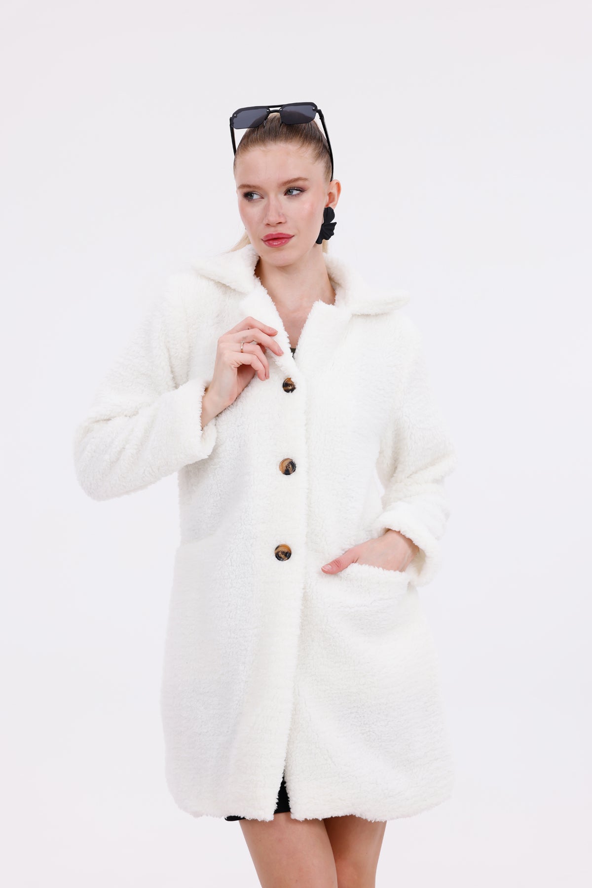 Düğmeli Cepli Kadın Peluş Kaban