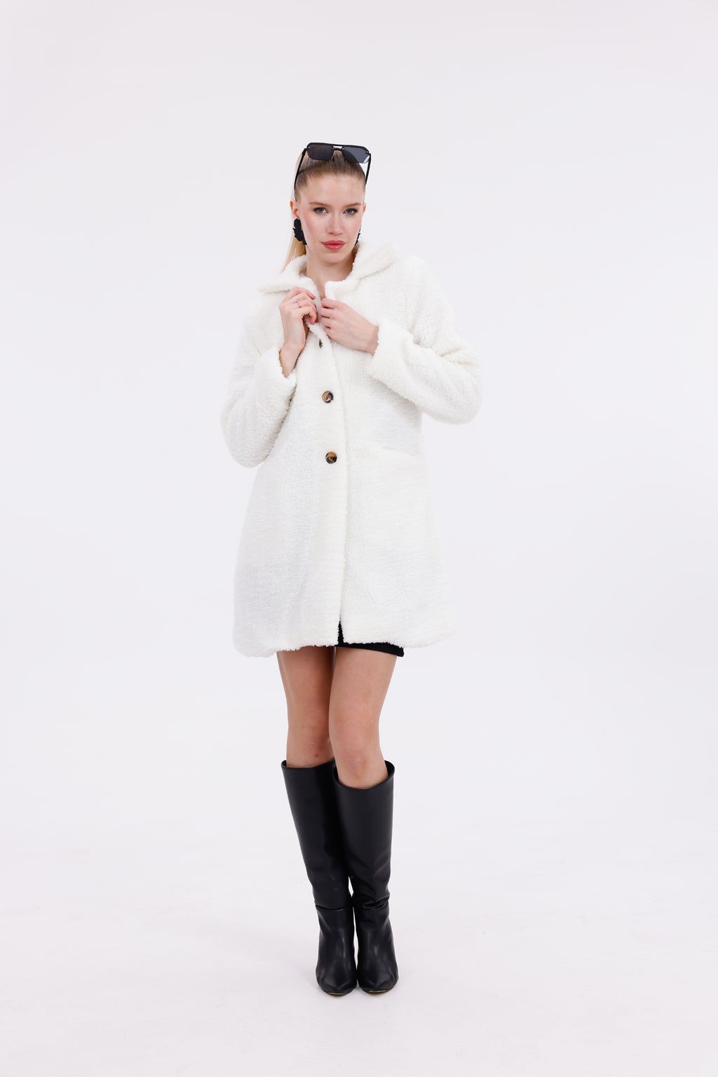 Düğmeli Cepli Kadın Peluş Kaban