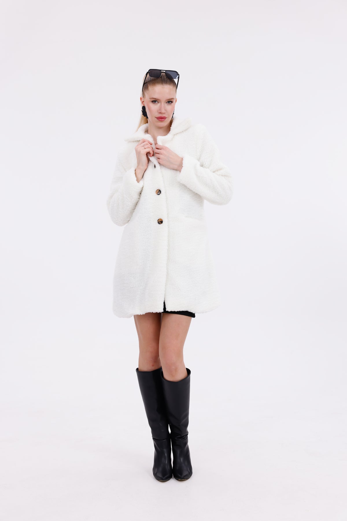 Düğmeli Cepli Kadın Peluş Kaban