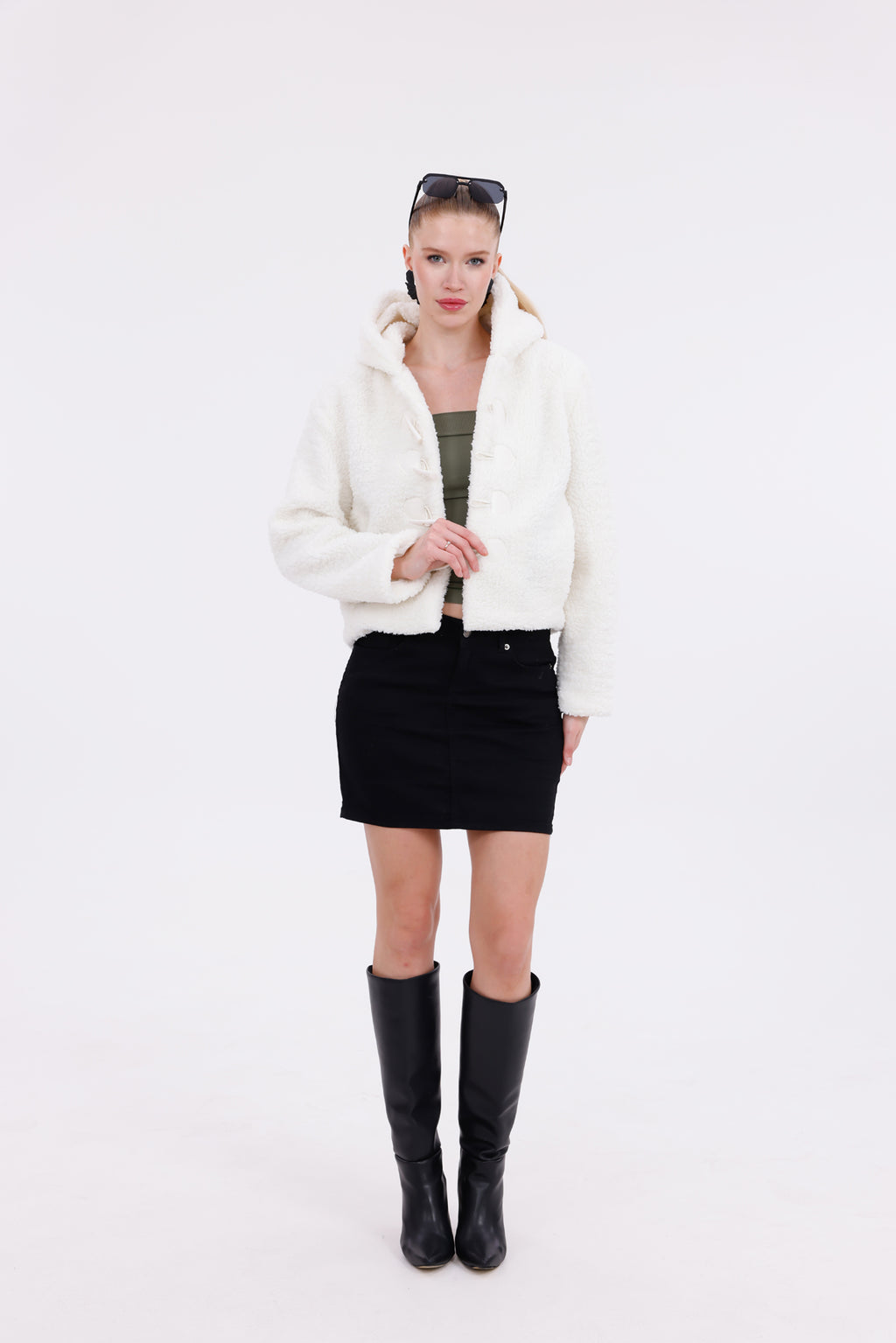 Beyaz Kapüşonlu Düğmeli Peluş Mont - Kadın