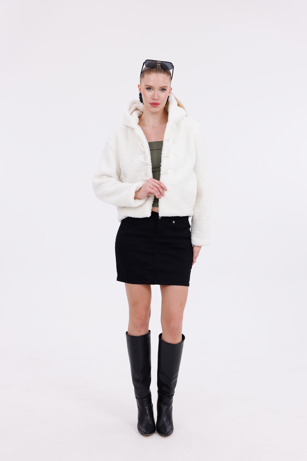 Beyaz Kapüşonlu Düğmeli Peluş Mont - Kadın