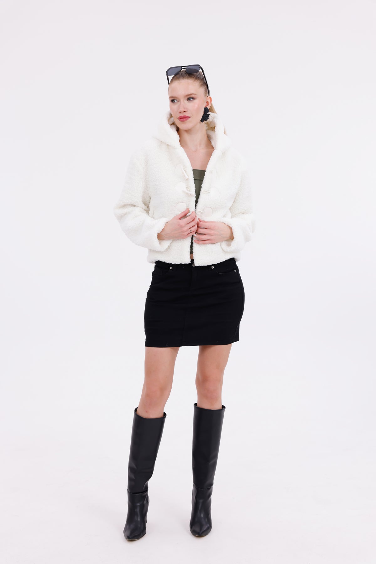 Beyaz Kapüşonlu Düğmeli Peluş Mont - Kadın