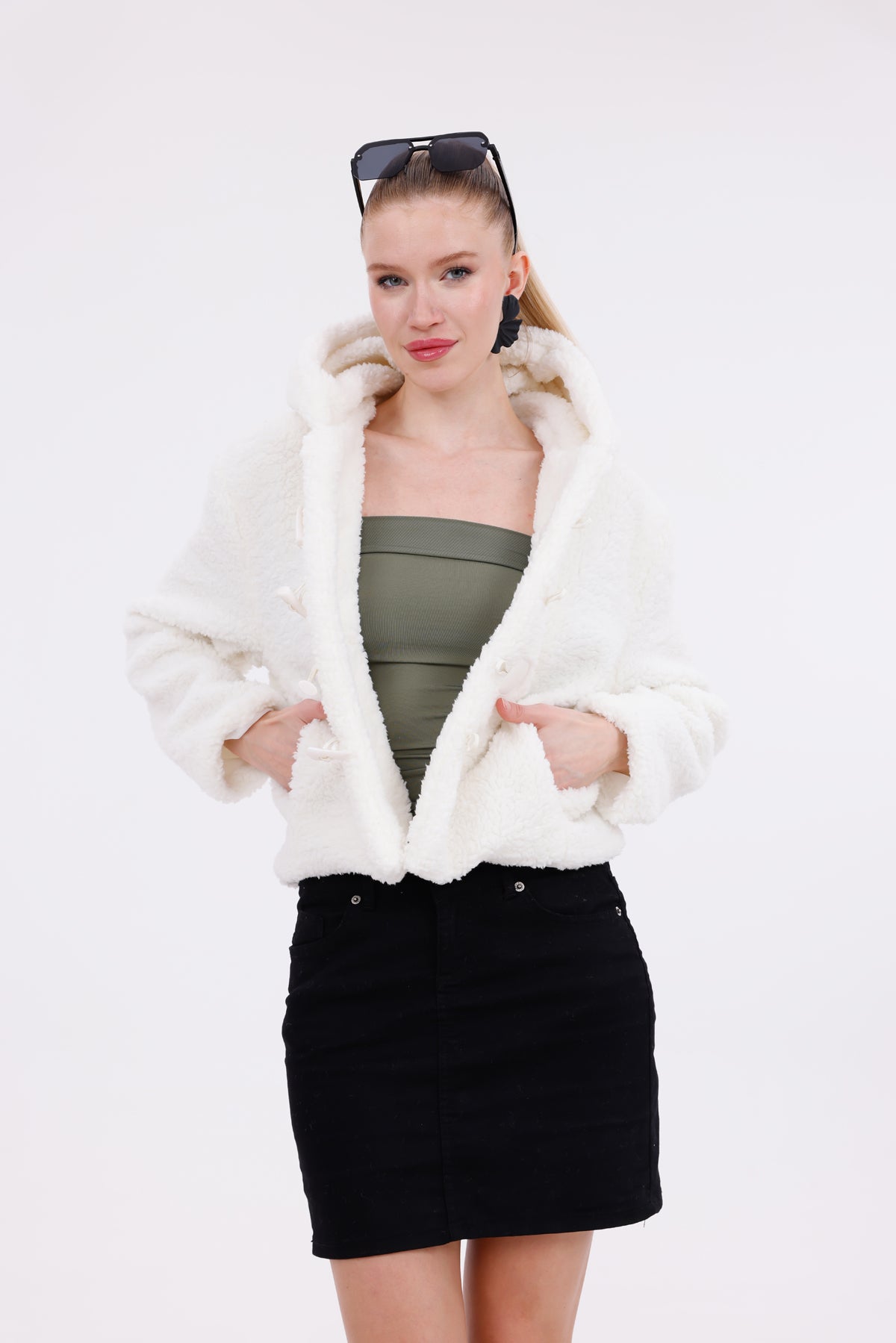 Beyaz Kapüşonlu Düğmeli Peluş Mont - Kadın