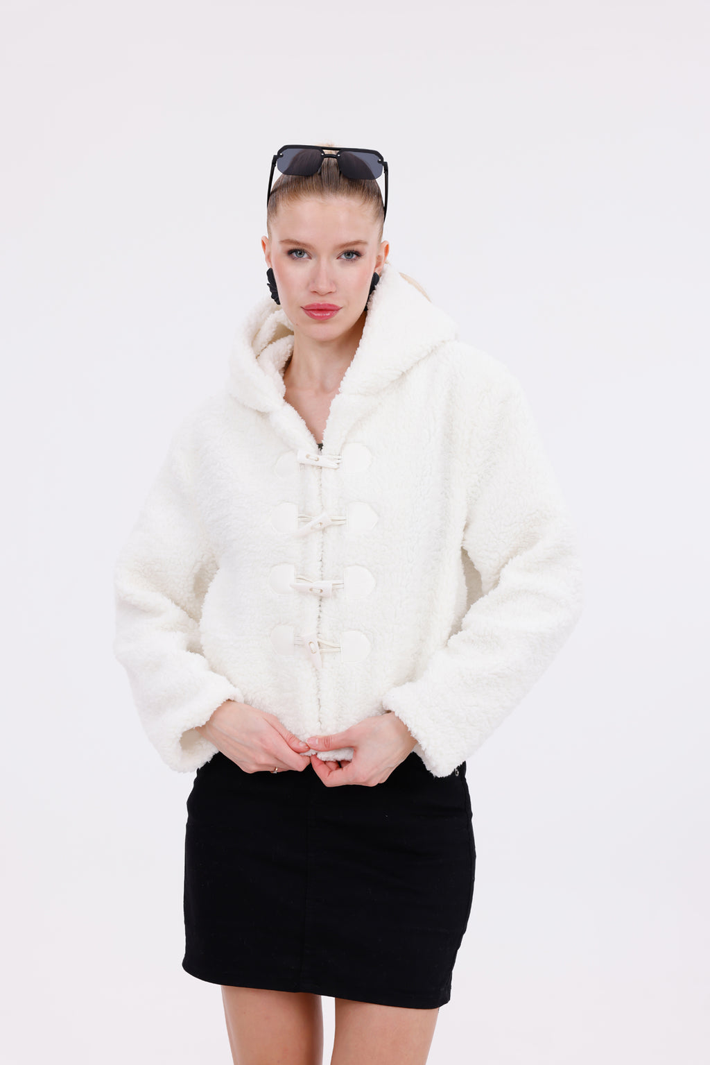 Beyaz Kapüşonlu Düğmeli Peluş Mont - Kadın