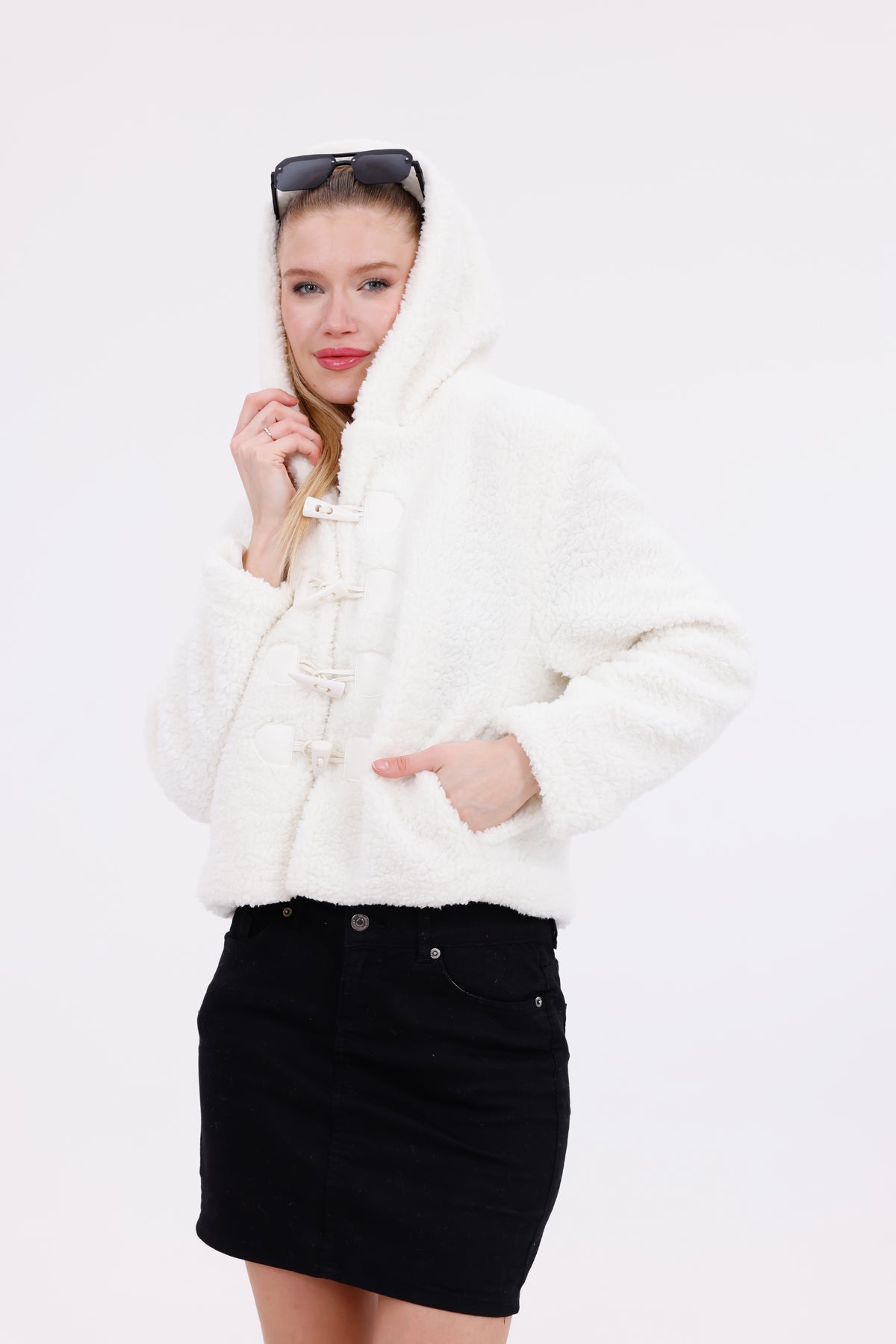 Beyaz Kapüşonlu Düğmeli Peluş Mont - Kadın