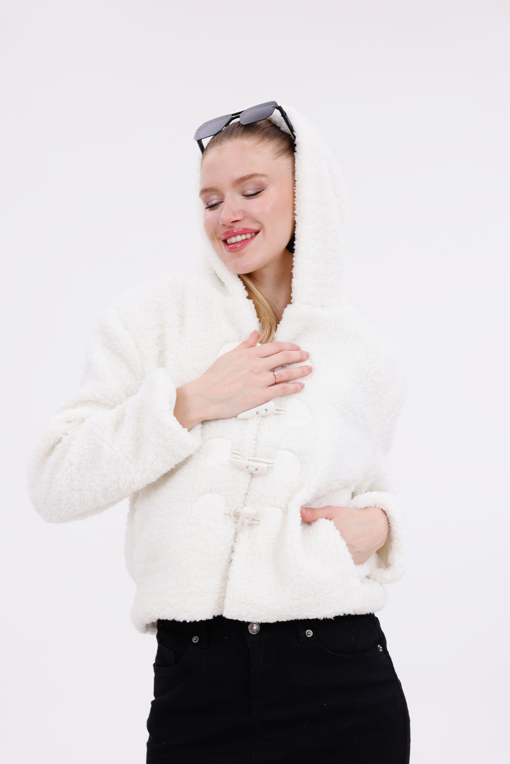 Beyaz Kapüşonlu Düğmeli Peluş Mont - Kadın