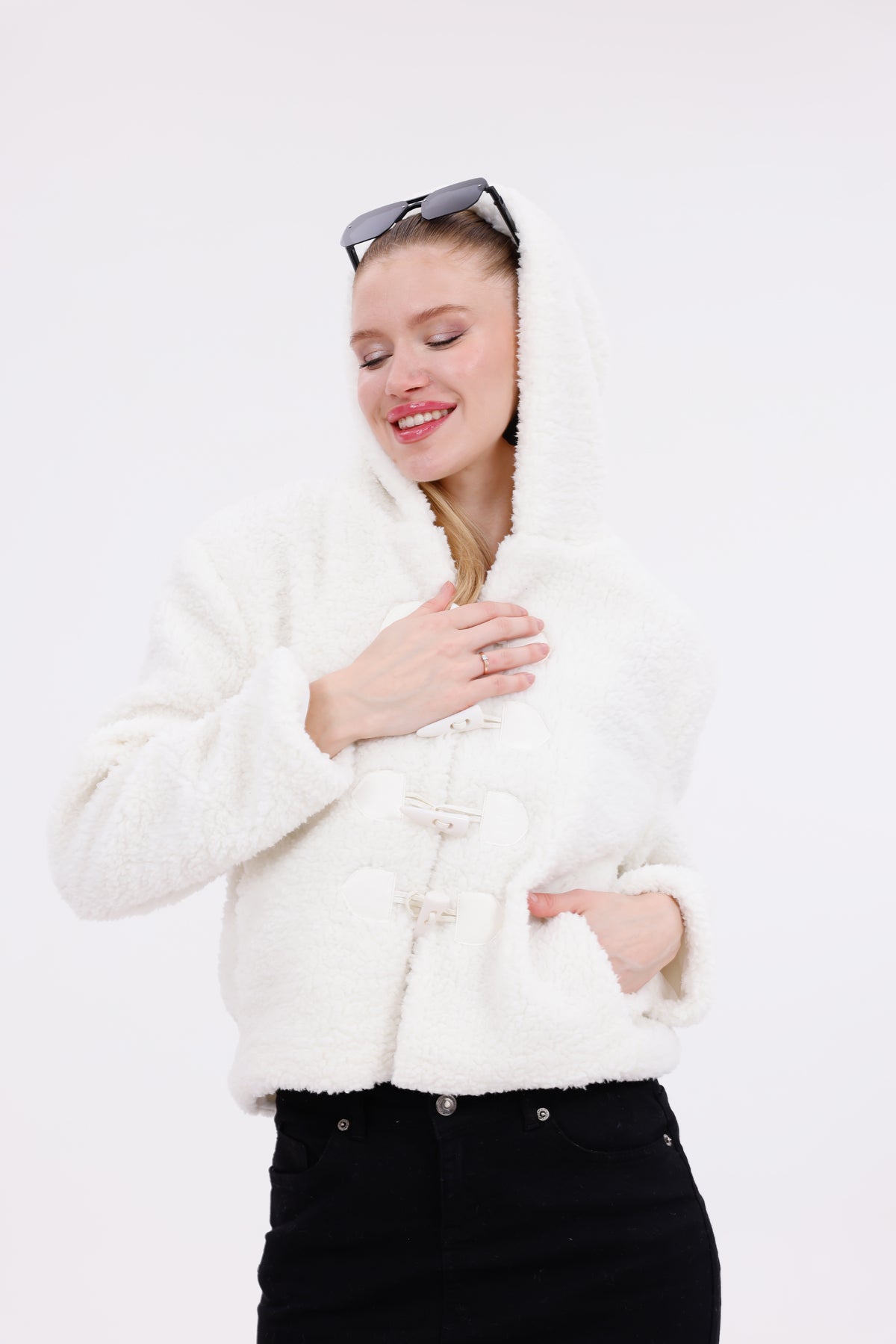 Beyaz Kapüşonlu Düğmeli Peluş Mont - Kadın