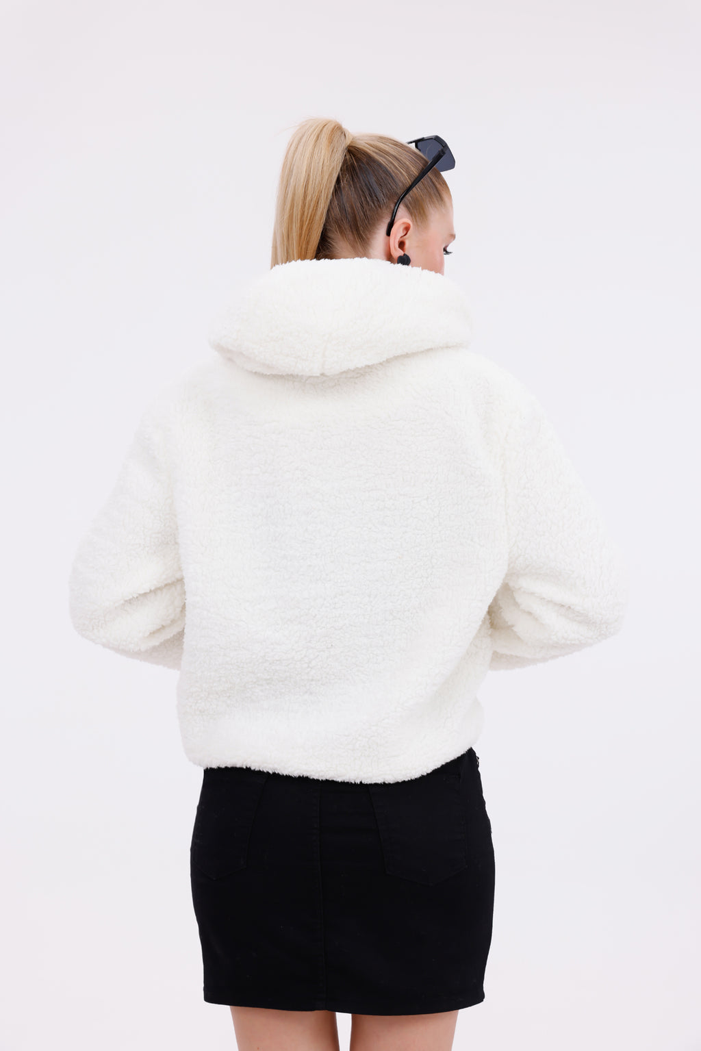 Beyaz Kapüşonlu Düğmeli Peluş Mont - Kadın