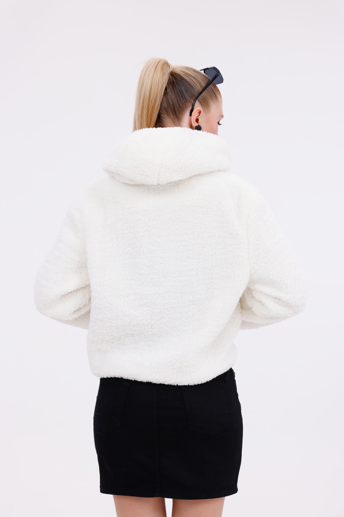 Beyaz Kapüşonlu Düğmeli Peluş Mont - Kadın