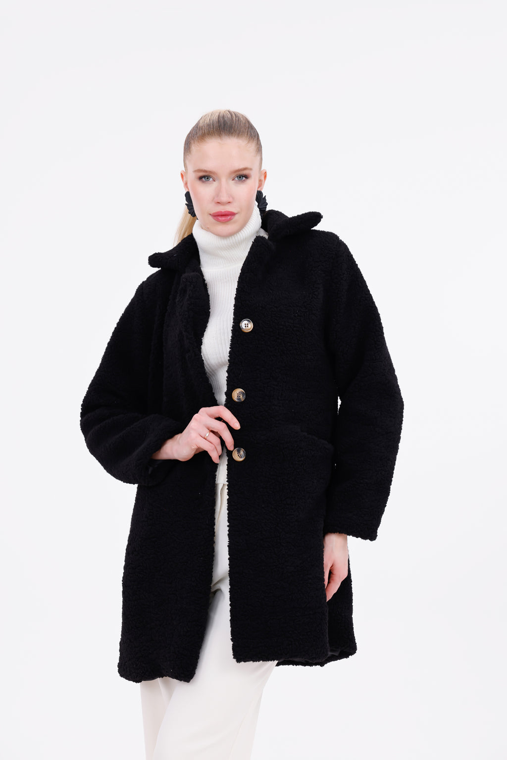 Düğmeli Cepli Kadın Peluş Kaban