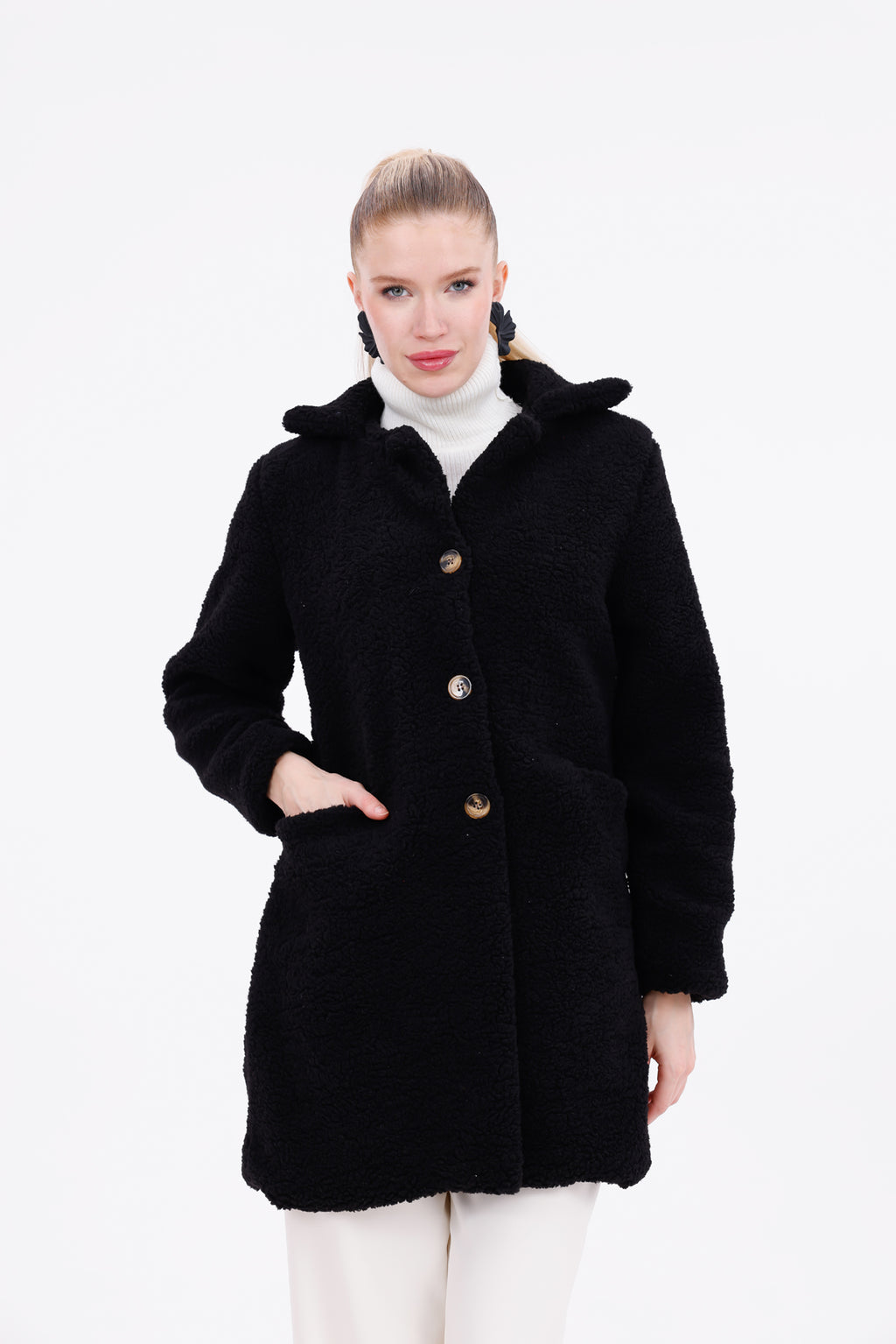 Düğmeli Cepli Kadın Peluş Kaban