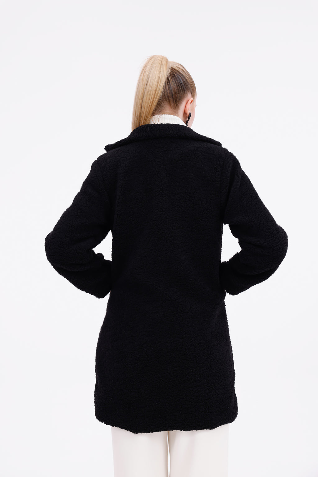 Düğmeli Cepli Kadın Peluş Kaban