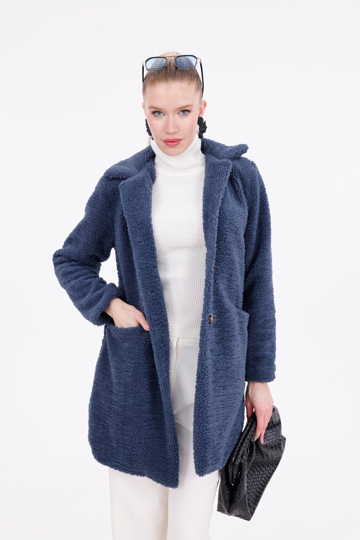 Düğmeli Cepli Kadın Peluş Kaban