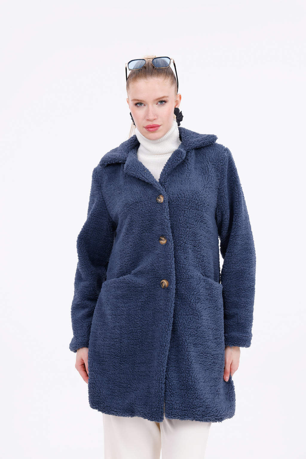 Düğmeli Cepli Kadın Peluş Kaban