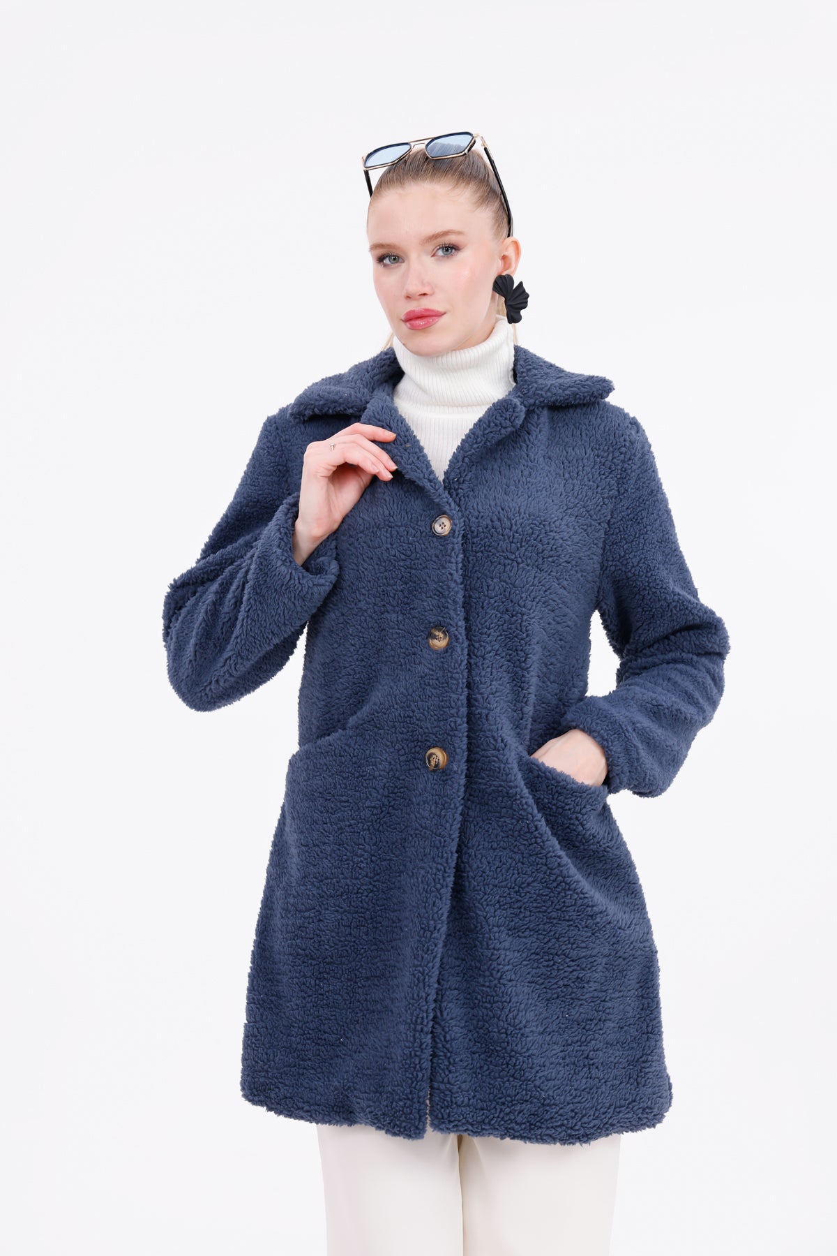 Düğmeli Cepli Kadın Peluş Kaban