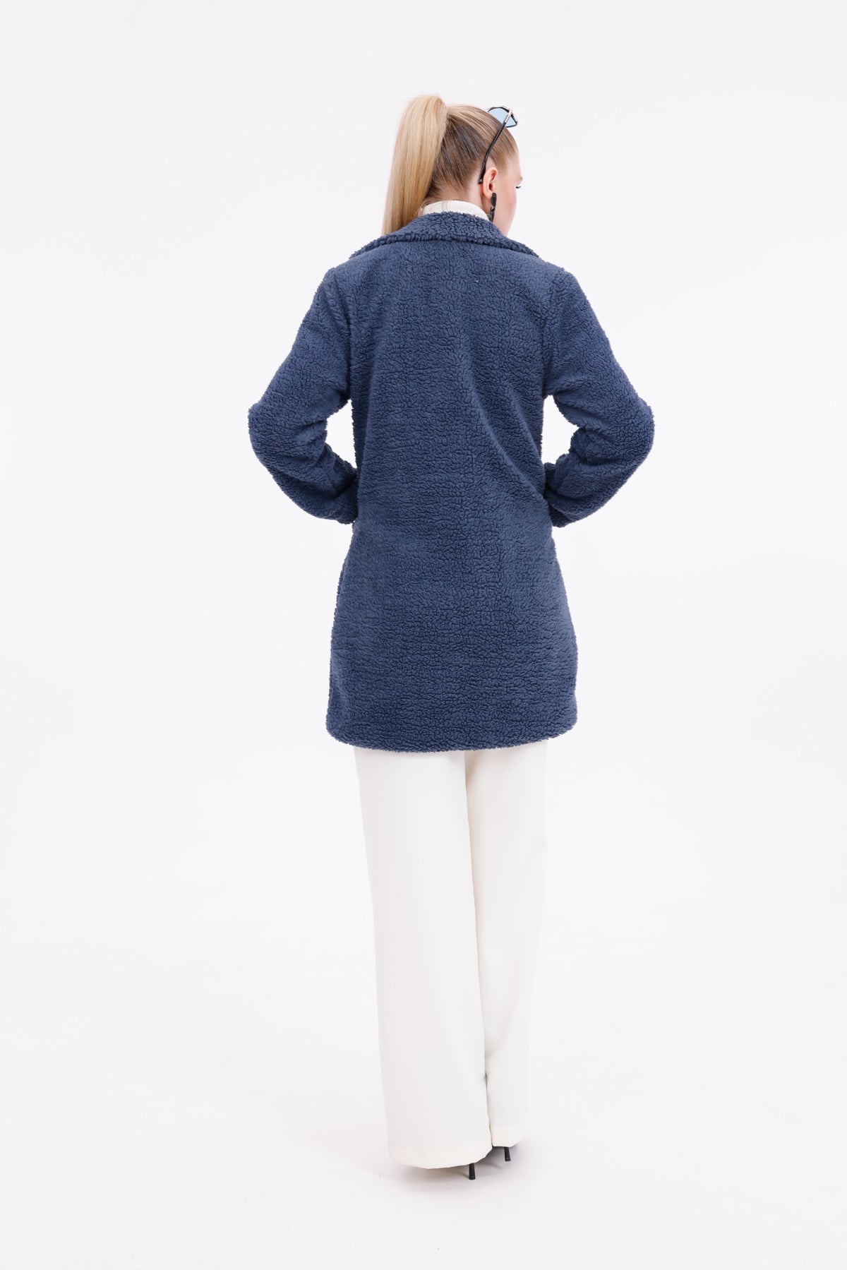 Düğmeli Cepli Kadın Peluş Kaban