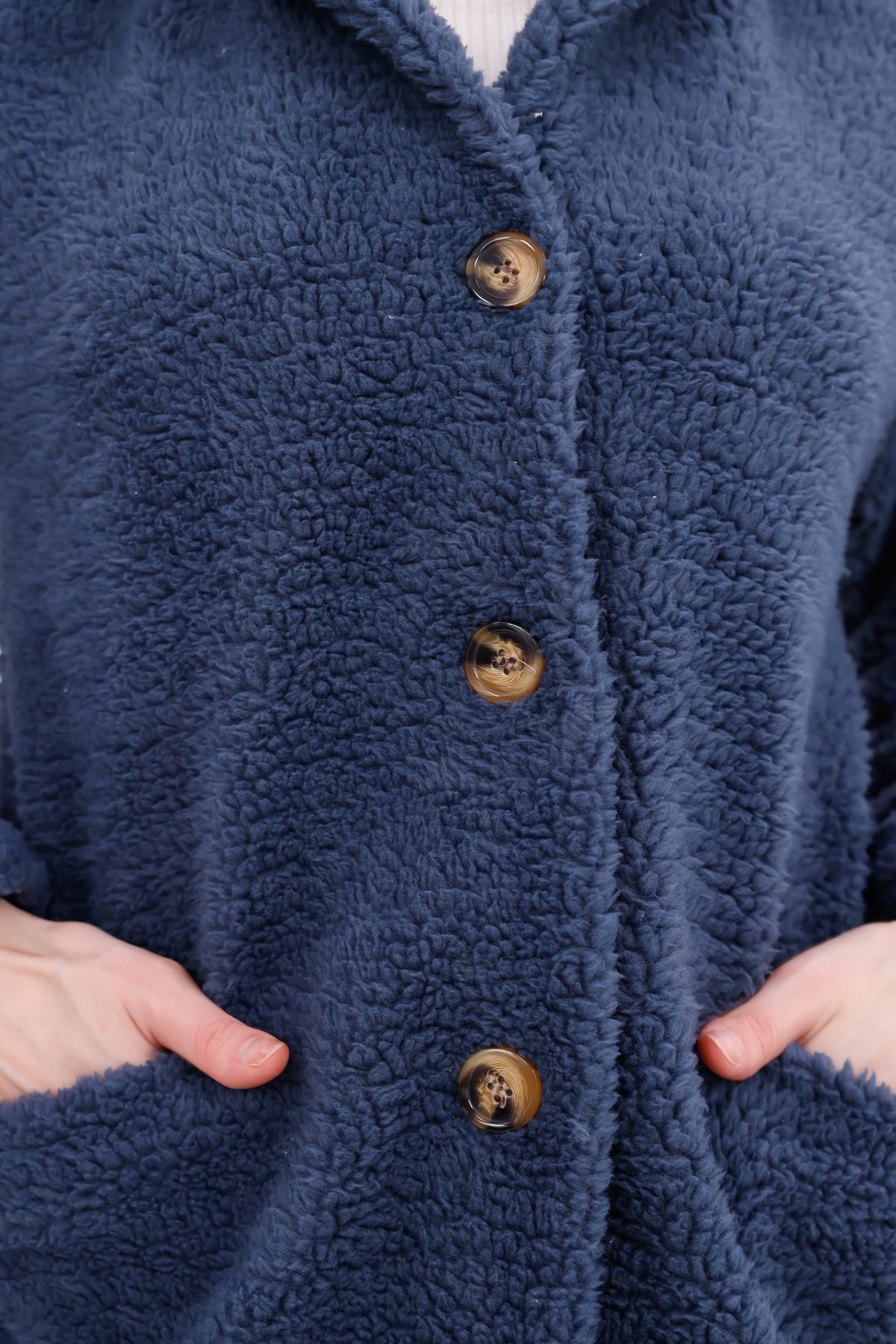 Düğmeli Cepli Kadın Peluş Kaban