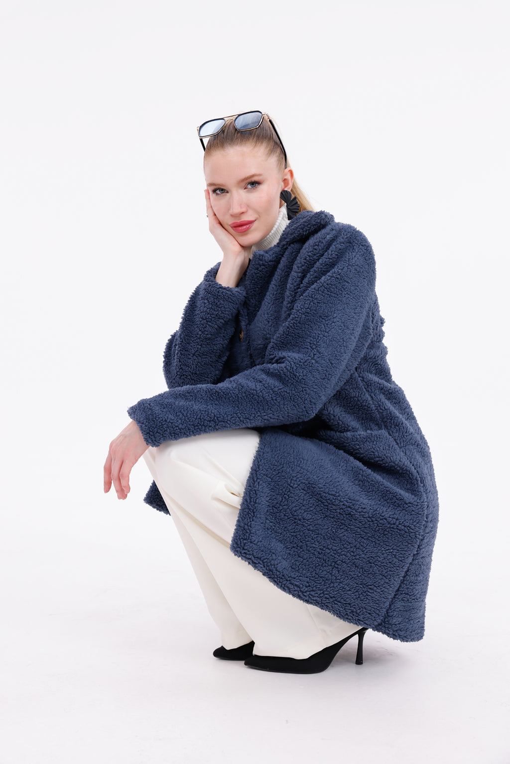 Düğmeli Cepli Kadın Peluş Kaban