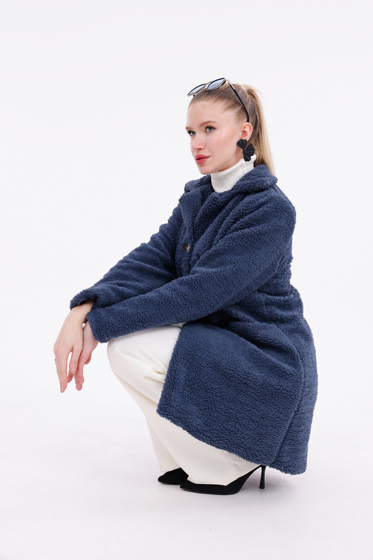 Düğmeli Cepli Kadın Peluş Kaban