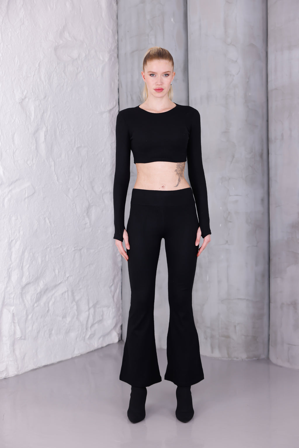 Siyah İspanyol Paça Pantolon & Uzun Kollu Parmak Geçirmeli Body Takım