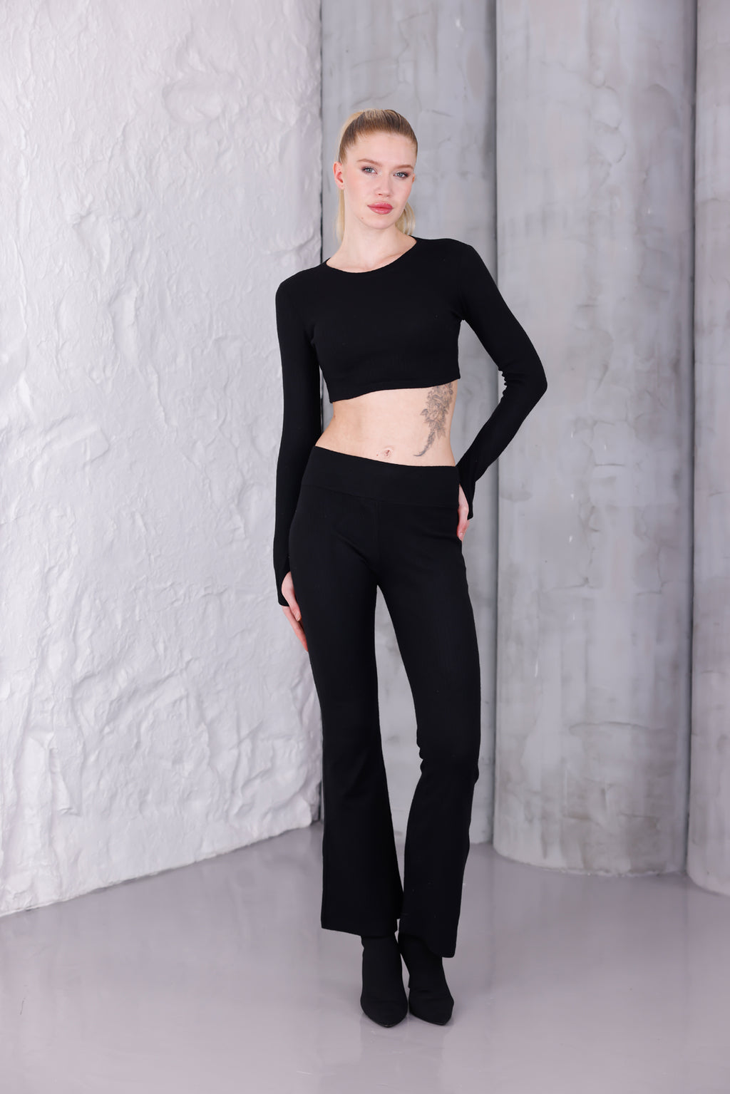 Siyah İspanyol Paça Pantolon & Uzun Kollu Parmak Geçirmeli Body Takım