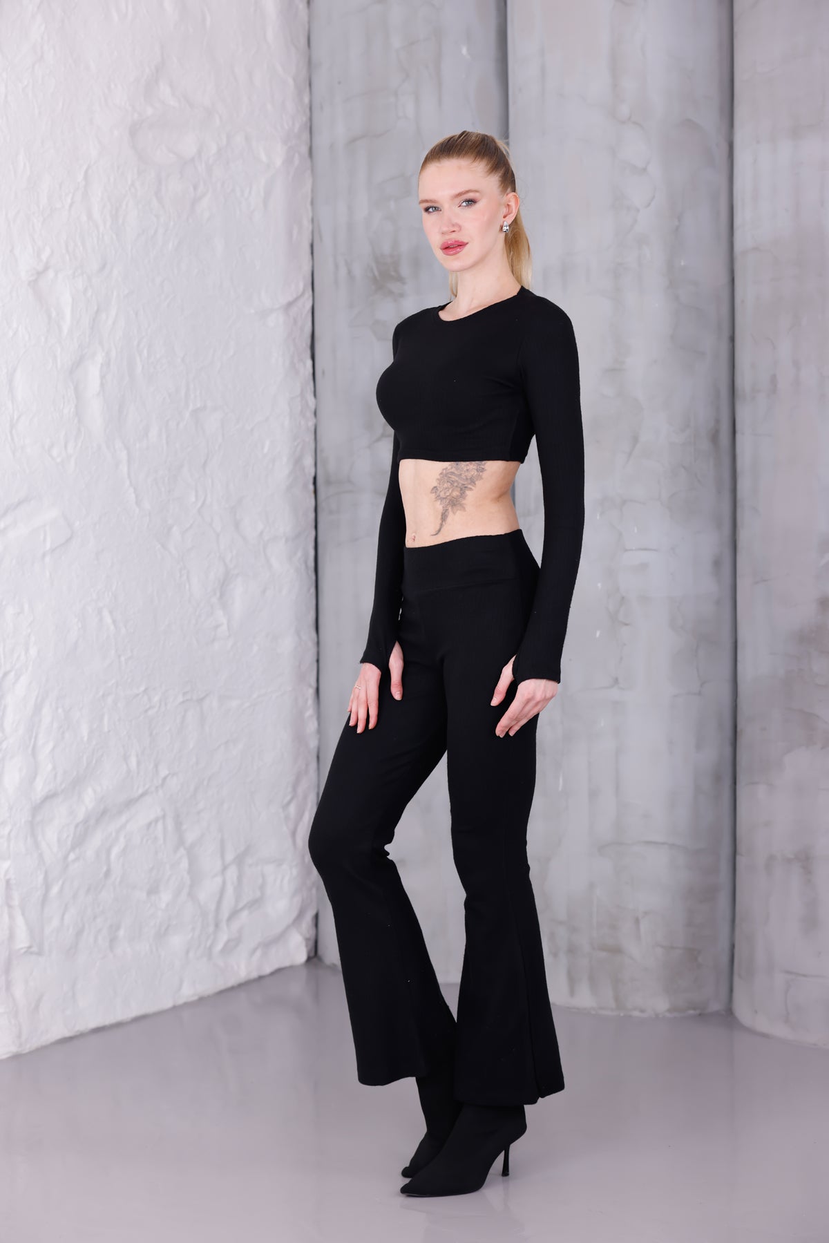 Siyah İspanyol Paça Pantolon & Uzun Kollu Parmak Geçirmeli Body Takım