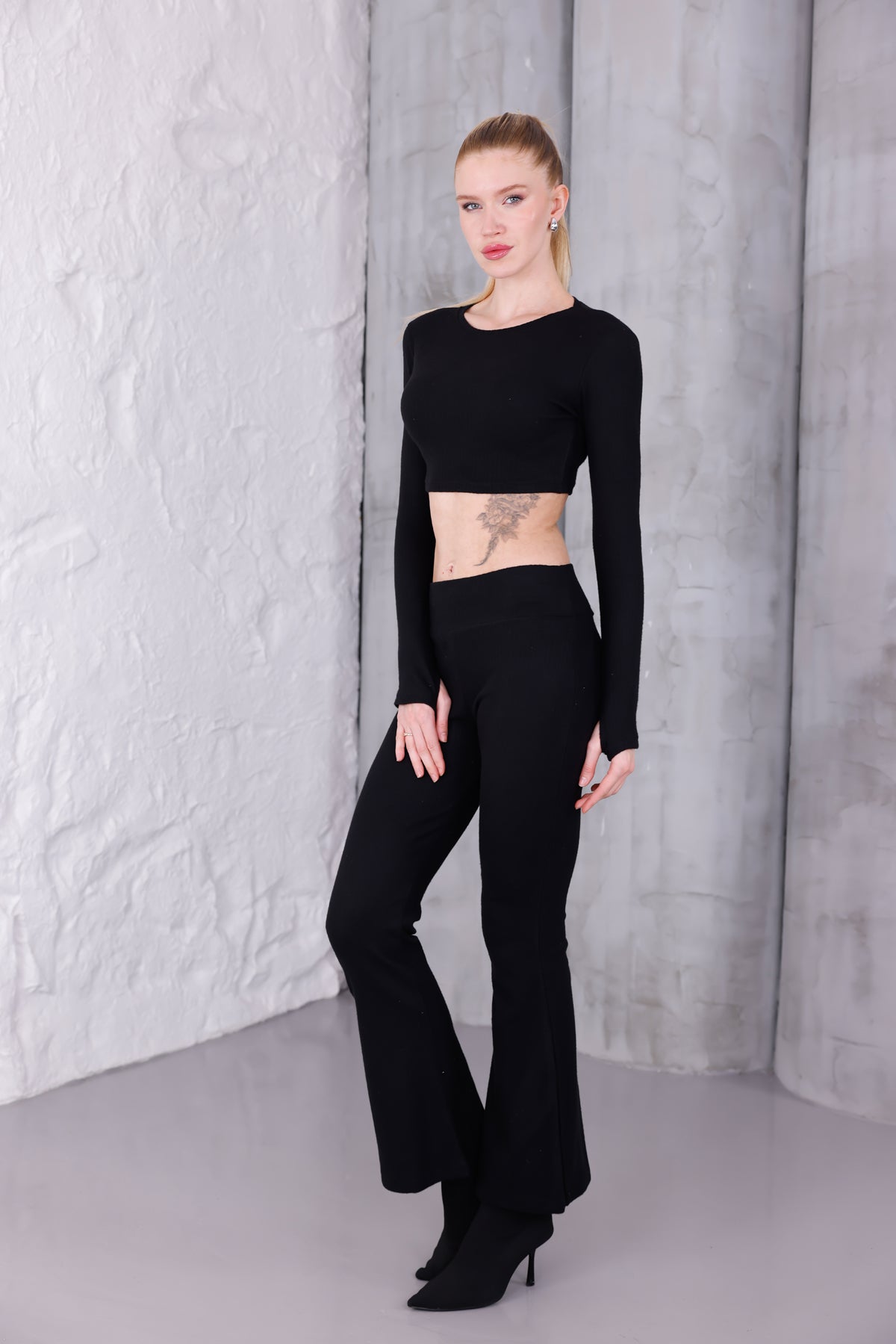 Siyah İspanyol Paça Pantolon & Uzun Kollu Parmak Geçirmeli Body Takım