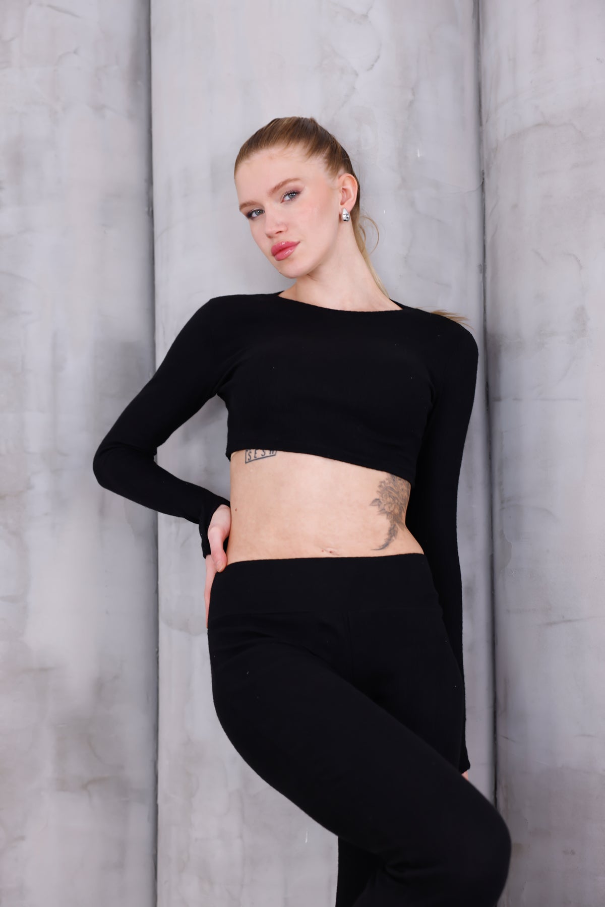 Siyah İspanyol Paça Pantolon & Uzun Kollu Parmak Geçirmeli Body Takım