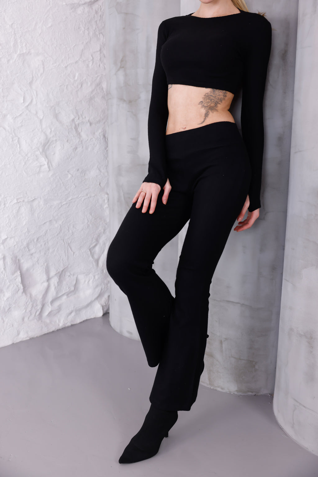 Siyah İspanyol Paça Pantolon & Uzun Kollu Parmak Geçirmeli Body Takım
