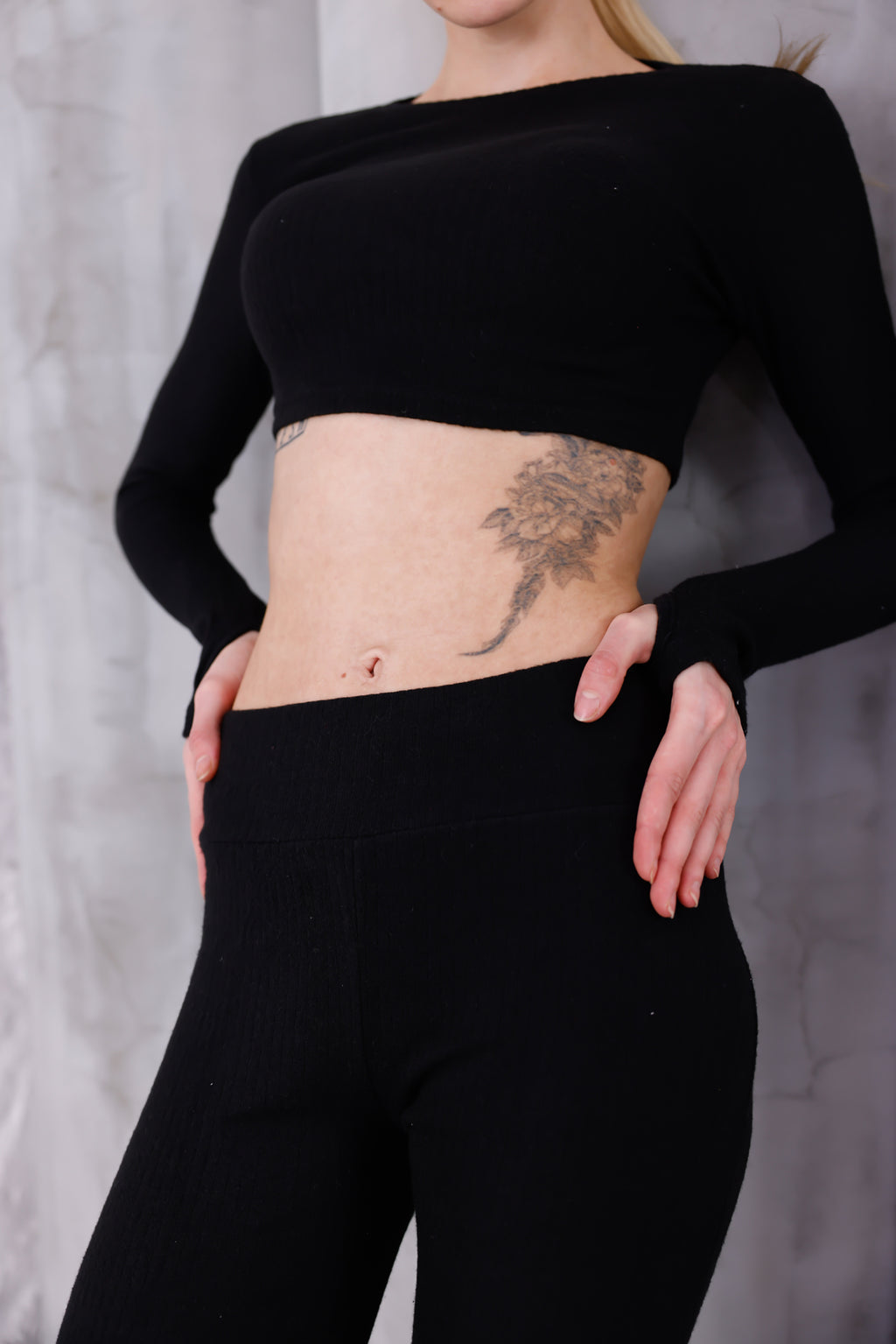 Siyah İspanyol Paça Pantolon & Uzun Kollu Parmak Geçirmeli Body Takım