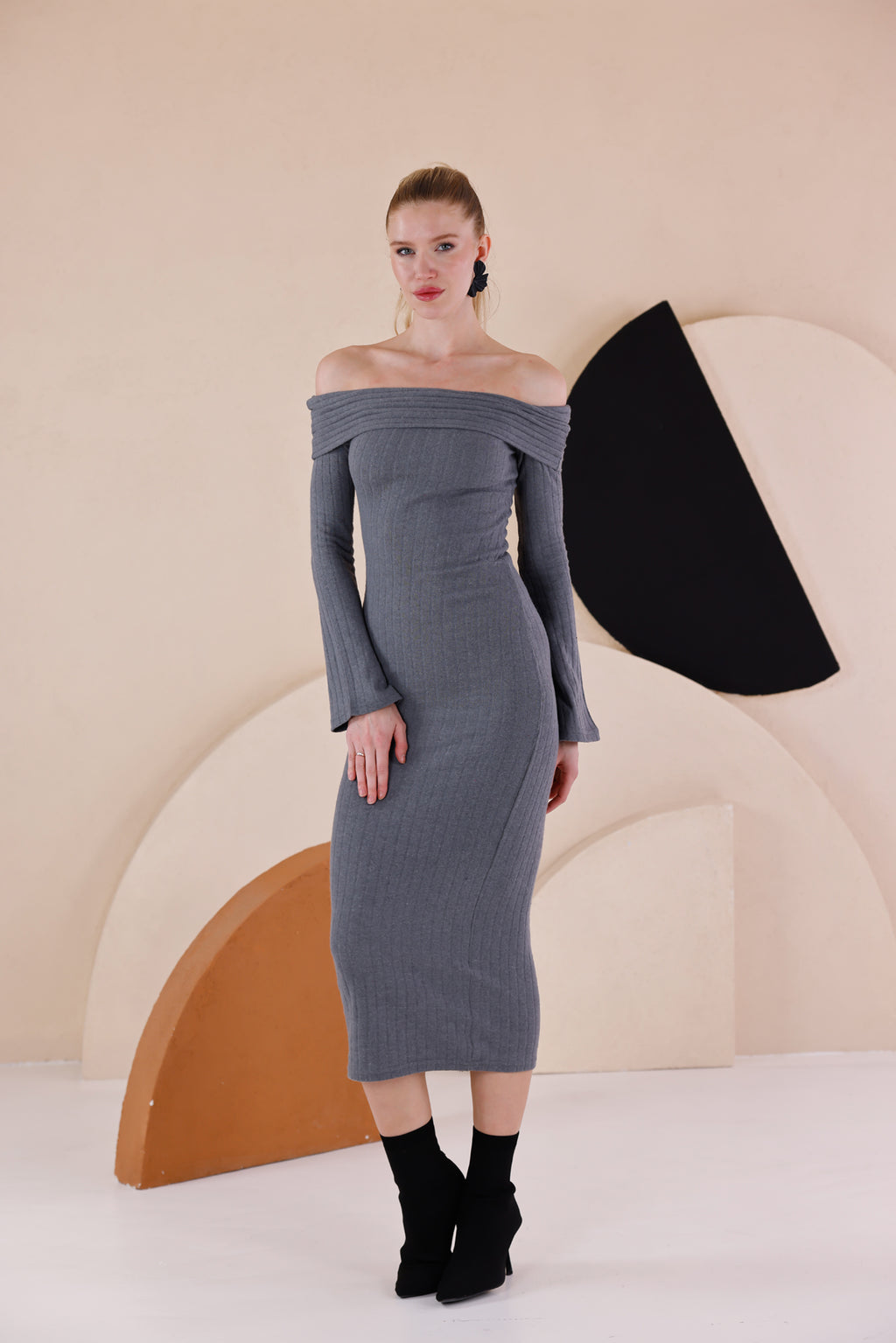 Madonna Yaka Dar Kalıp Uzun Kollu Elbise