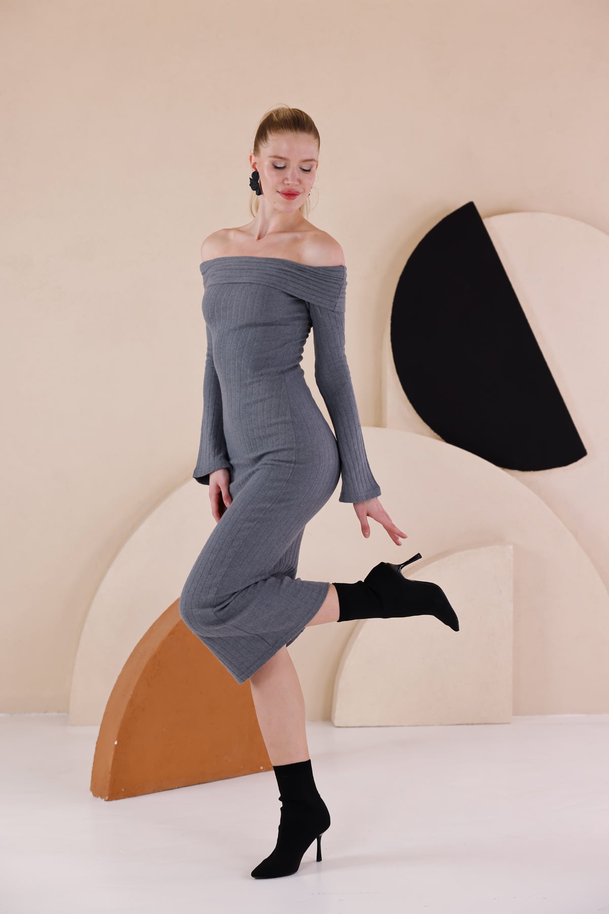 Madonna Yaka Dar Kalıp Uzun Kollu Elbise