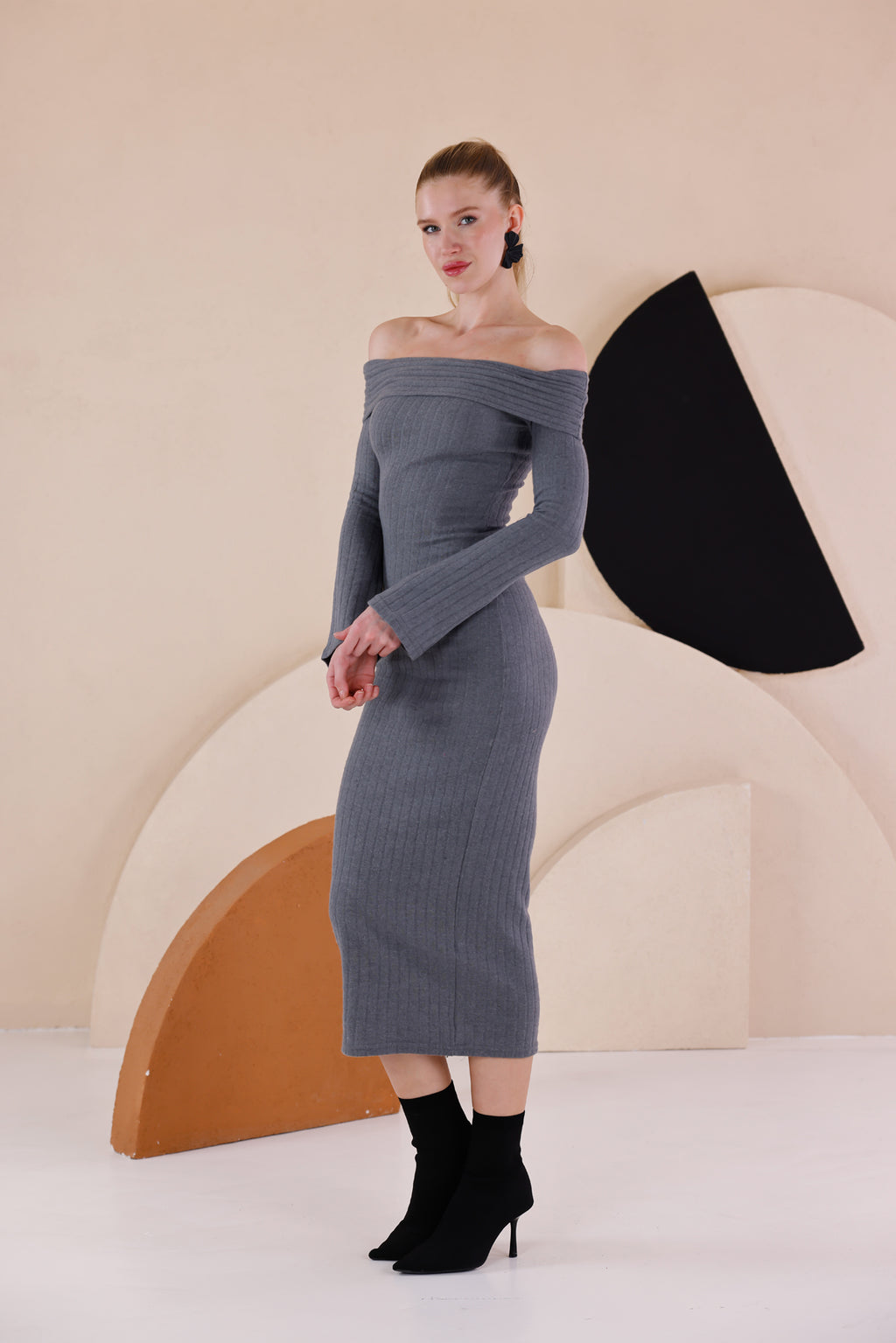 Madonna Yaka Dar Kalıp Uzun Kollu Elbise