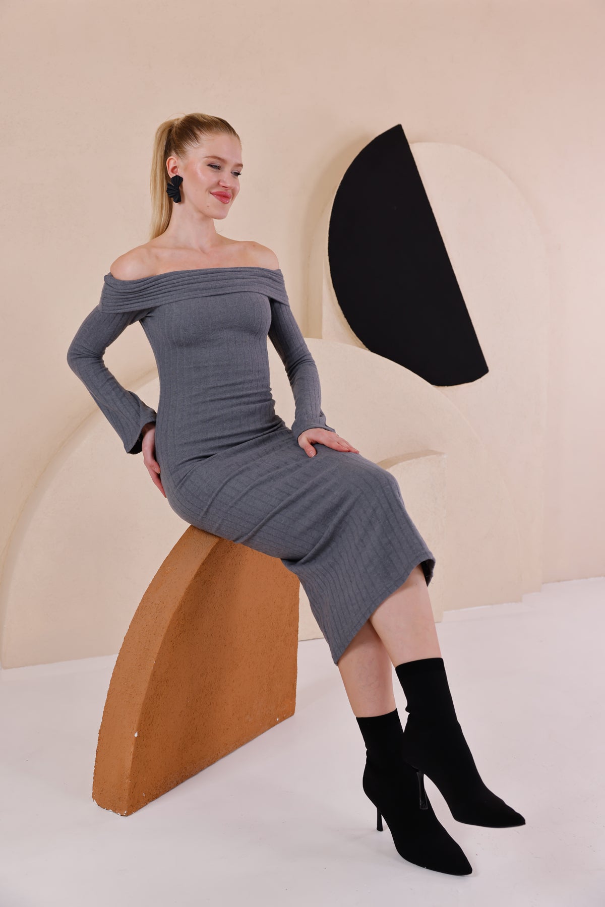 Madonna Yaka Dar Kalıp Uzun Kollu Elbise