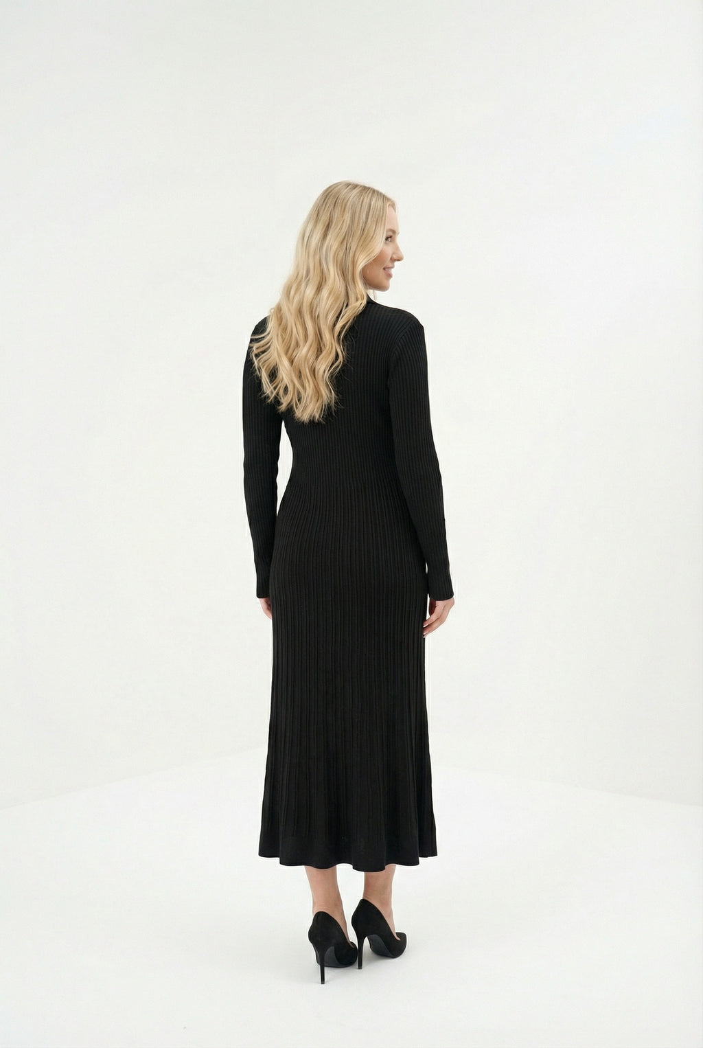 Siyah Fitilli Uzun Triko Kadın Elbise – Gold Düğmeli, Zarif ve Modern