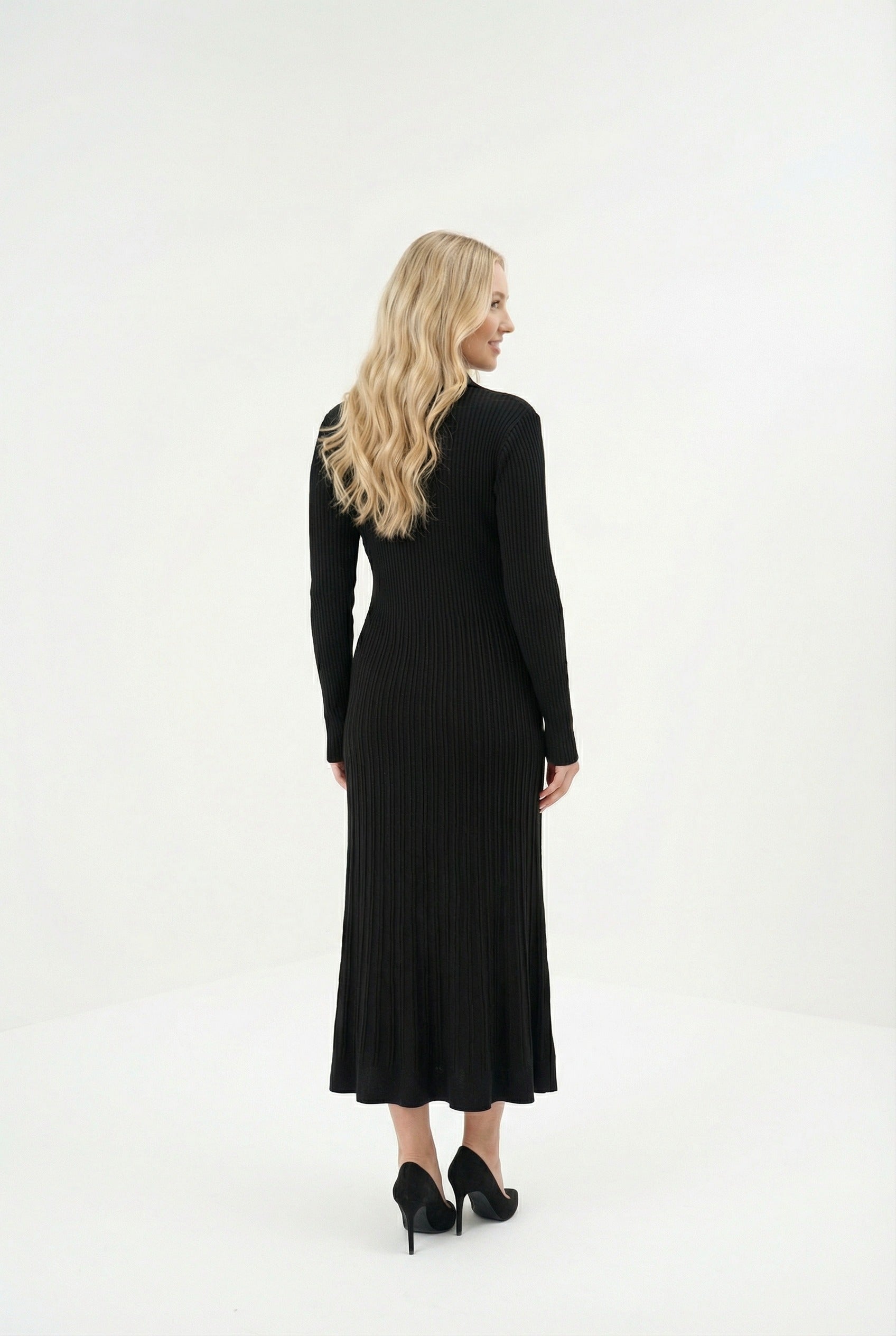 Siyah Fitilli Uzun Triko Kadın Elbise – Gold Düğmeli, Zarif ve Modern