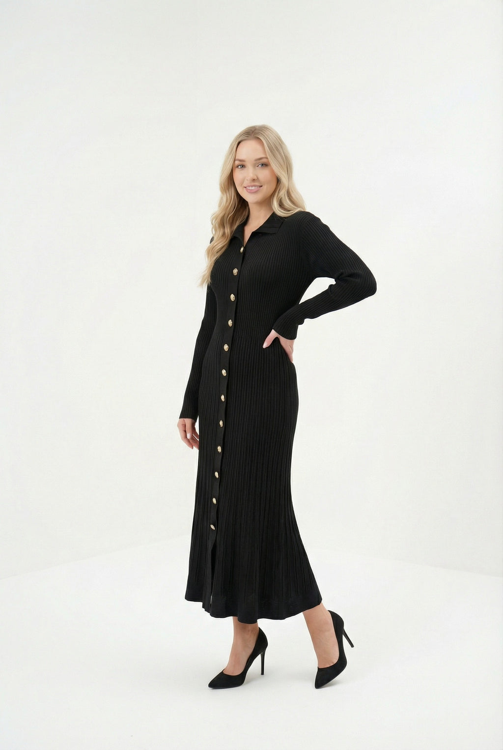 Siyah Fitilli Uzun Triko Kadın Elbise – Gold Düğmeli, Zarif ve Modern