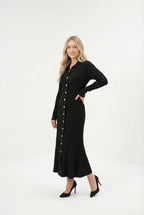 Siyah Fitilli Uzun Triko Kadın Elbise – Gold Düğmeli, Zarif ve Modern