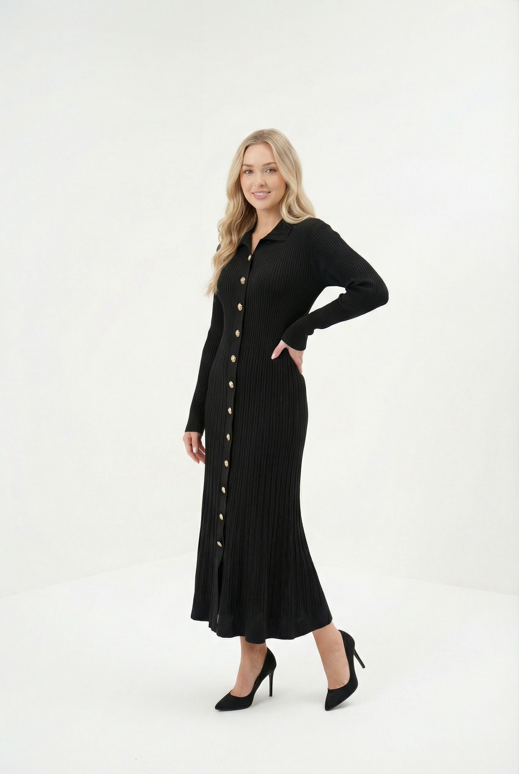 Siyah Fitilli Uzun Triko Kadın Elbise – Gold Düğmeli, Zarif ve Modern