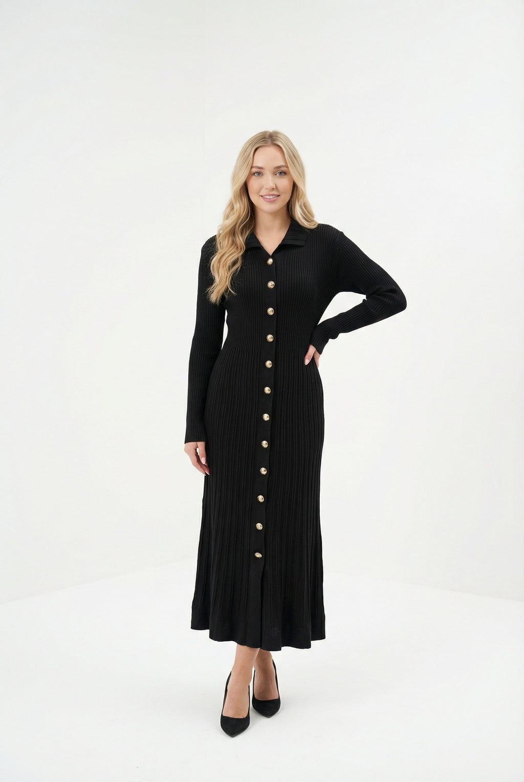 Siyah Fitilli Uzun Triko Kadın Elbise – Gold Düğmeli, Zarif ve Modern