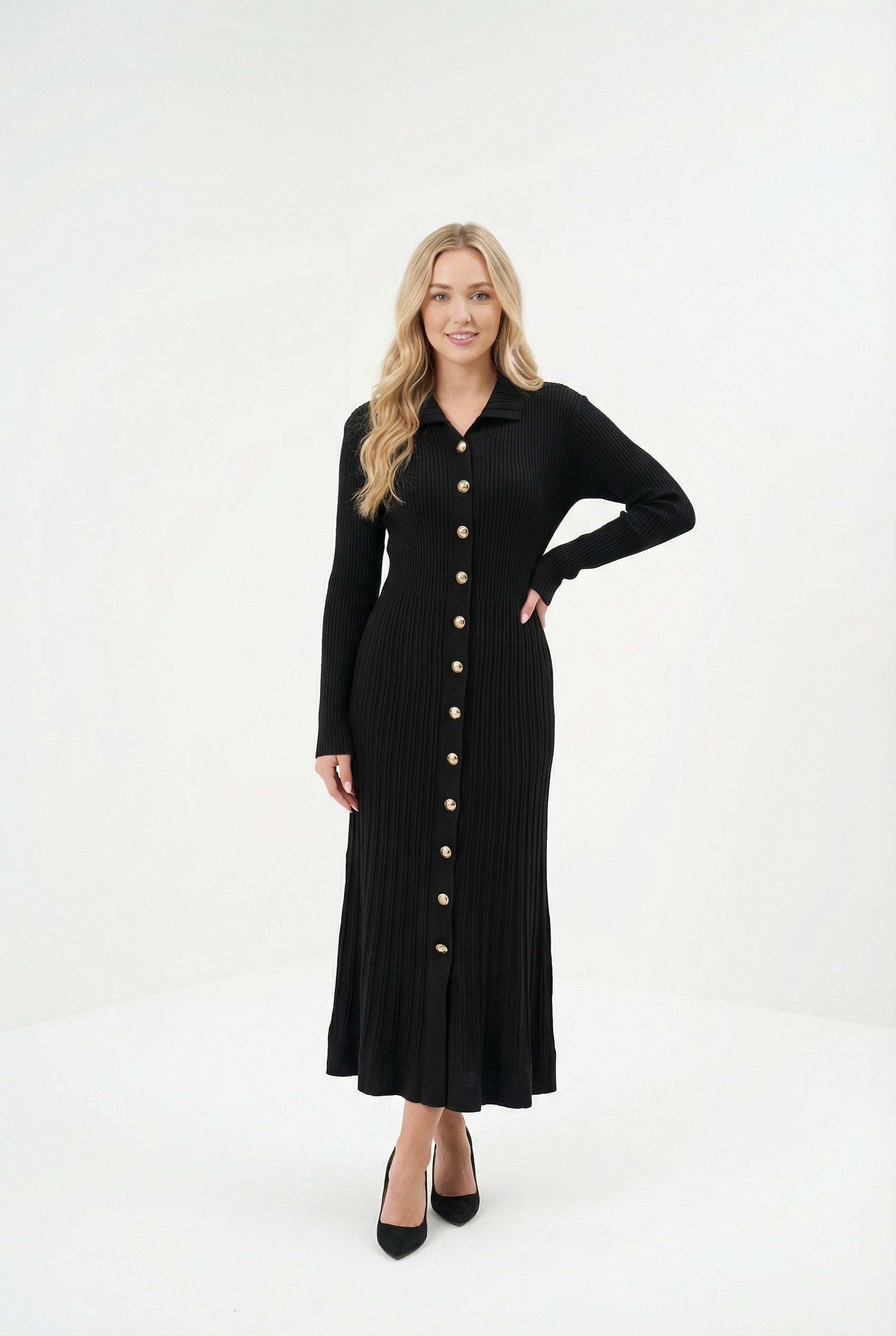 Siyah Fitilli Uzun Triko Kadın Elbise – Gold Düğmeli, Zarif ve Modern