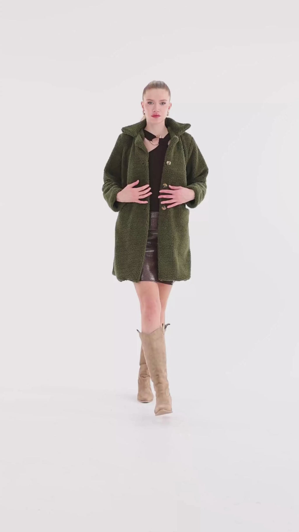 Düğmeli Cepli Kadın Peluş Kaban