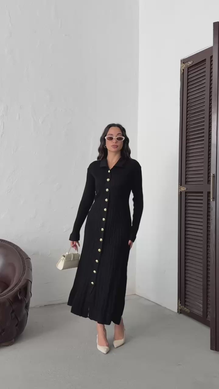Siyah Fitilli Uzun Triko Kadın Elbise – Gold Düğmeli, Zarif ve Modern