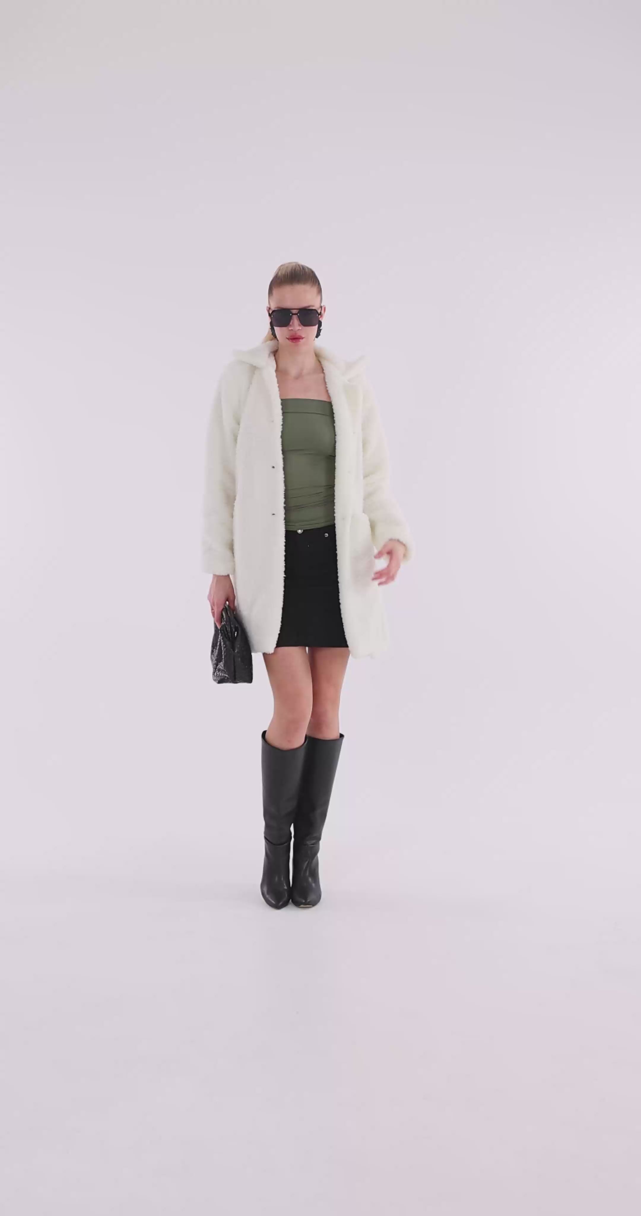 Düğmeli Cepli Kadın Peluş Kaban